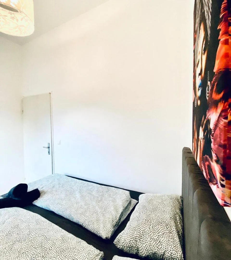 Cozy 4-Bedroom Apartment , Perfect For Groups Wiedeń 0*,  Austria