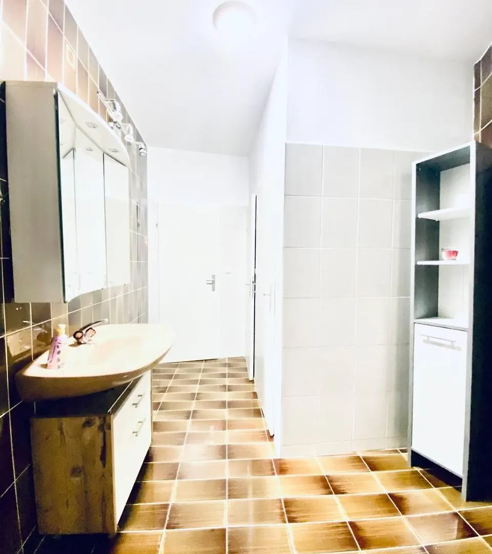 Cozy 4-Bedroom Apartment , Perfect For Groups Βιέννη 0*,  Αυστρία