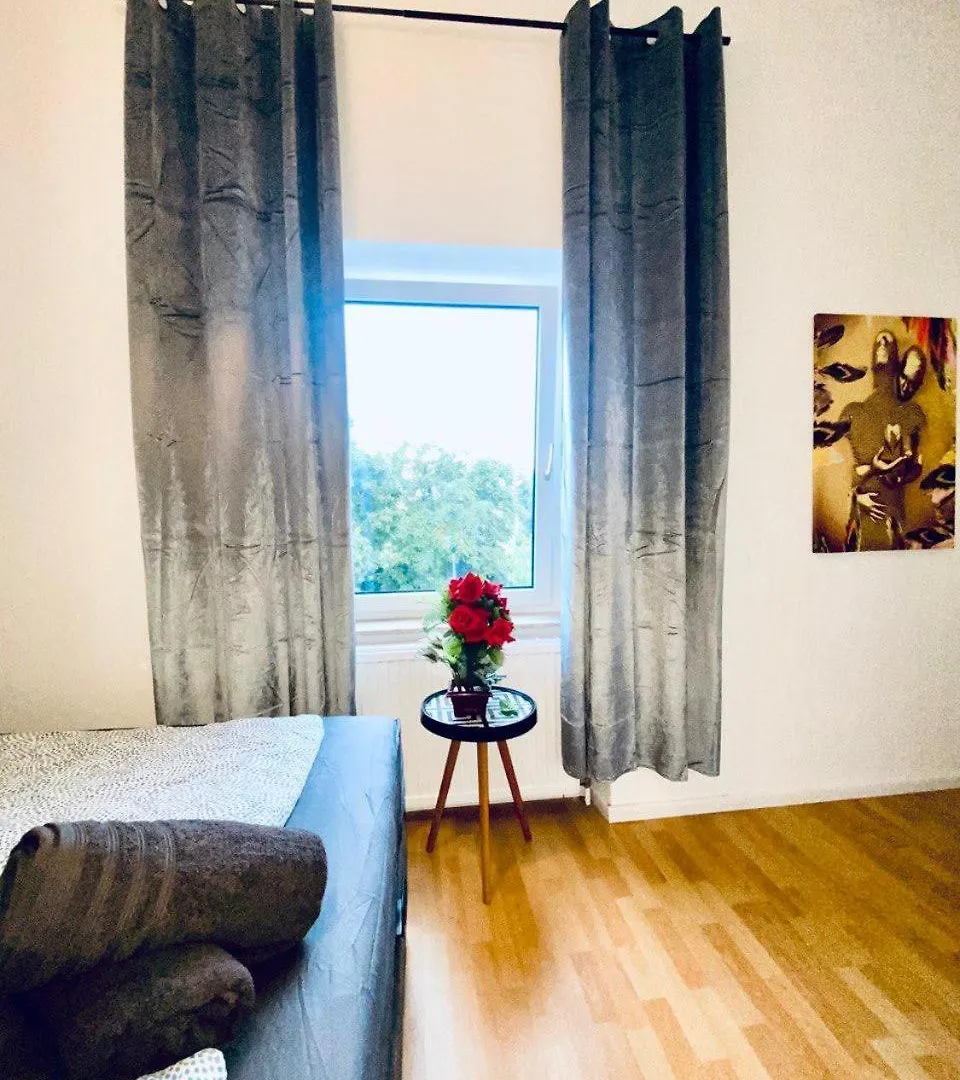 Cozy 4-Bedroom Apartment , Perfect For Groups Βιέννη 0*,  Αυστρία