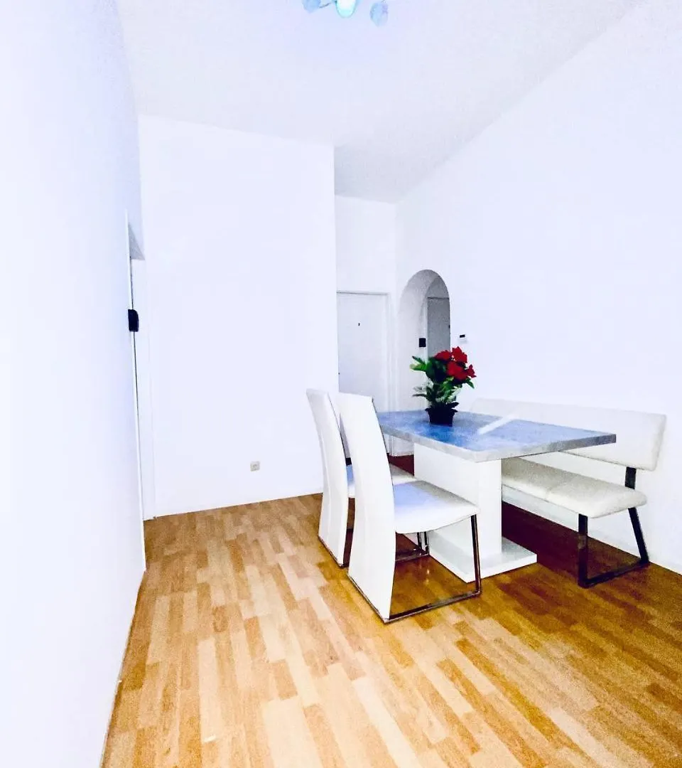 Cozy 4-Bedroom Apartment , Perfect For Groups Βιέννη 0*,  Αυστρία